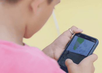 Senado aprova projeto para proibir uso de celular em escolas