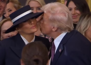Melania Trump barra beijo…📹