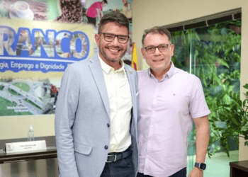 Gov. GladsonC bate ponto e faz selfie com Alysson Bestene