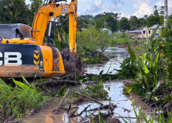 Prefeitura de Porto Walter atende moradores e abre canal para escoamento em Igapó