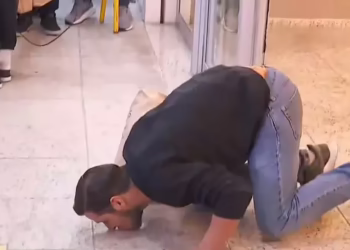 Deportado dos EUA, brasileiro beija o chão ao desembarcar em BH📹