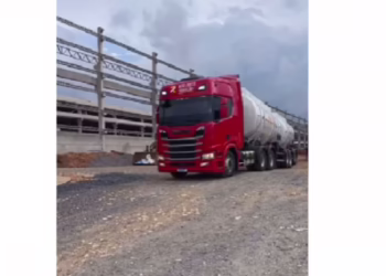 Bitrem chama atenção em Sena…