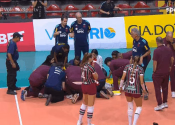 Amanda Campos deixa a quadra de maca, mas já está bem após choque na final do Carioca de Vôlei