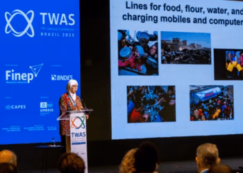 Mesmo sob bombas, professores de Gaza seguem ensinando