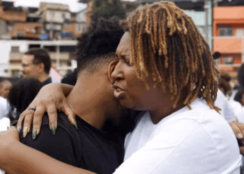 Sob facções e operações, população de favelas vive traumas e adoece